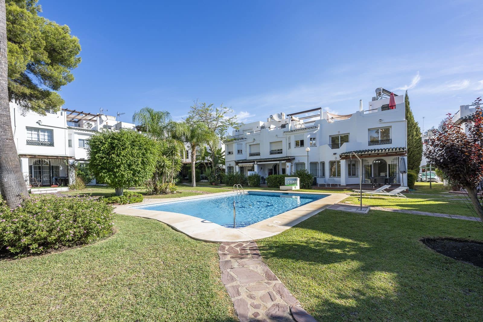 3 sovrum Semi-fristående Villa till salu i Nueva Andalucia - 640 000 € (Ref: 10020489)
