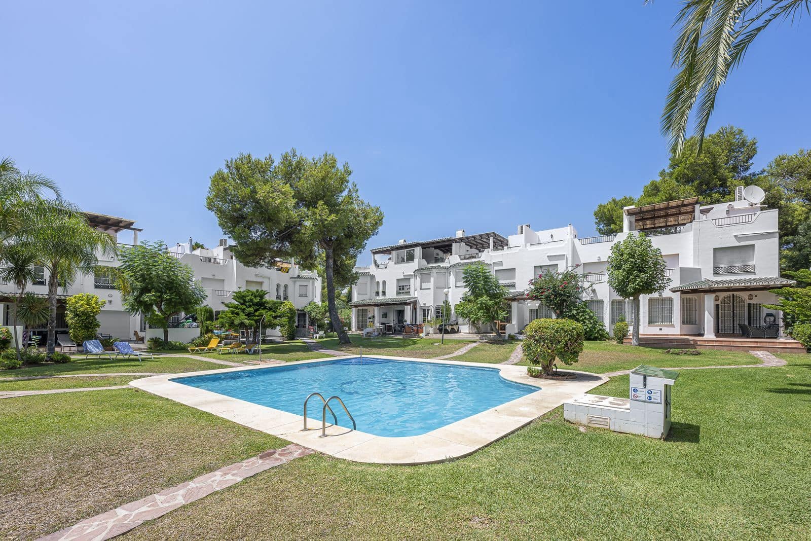 3 sovrum Semi-fristående Villa till salu i Nueva Andalucia - 640 000 € (Ref: 10020489)