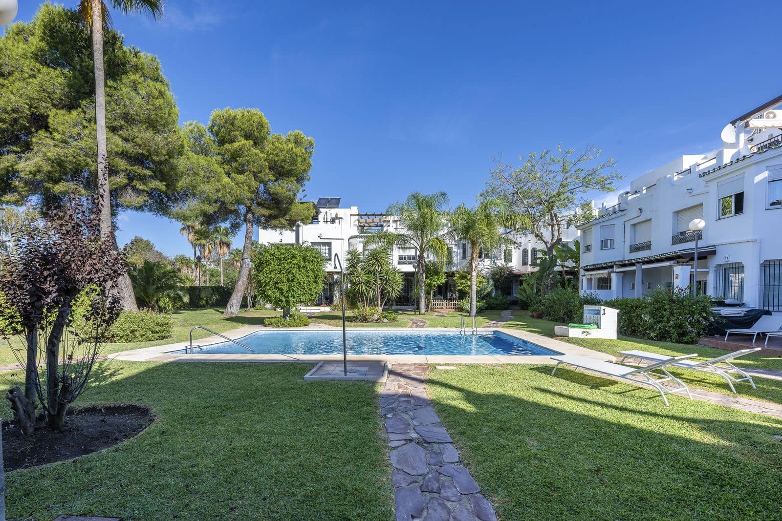 3 sovrum Semi-fristående Villa till salu i Nueva Andalucia - 640 000 € (Ref: 10020489)