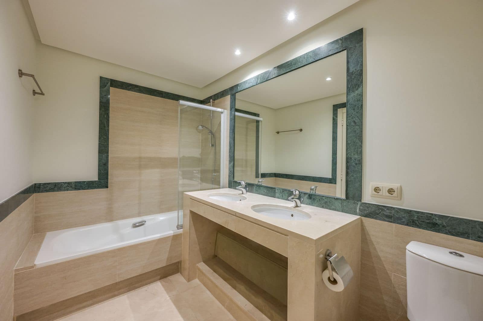 2 bedroom Apartment for sale in Benahavis - € 450,000 (Ref: 10020494)