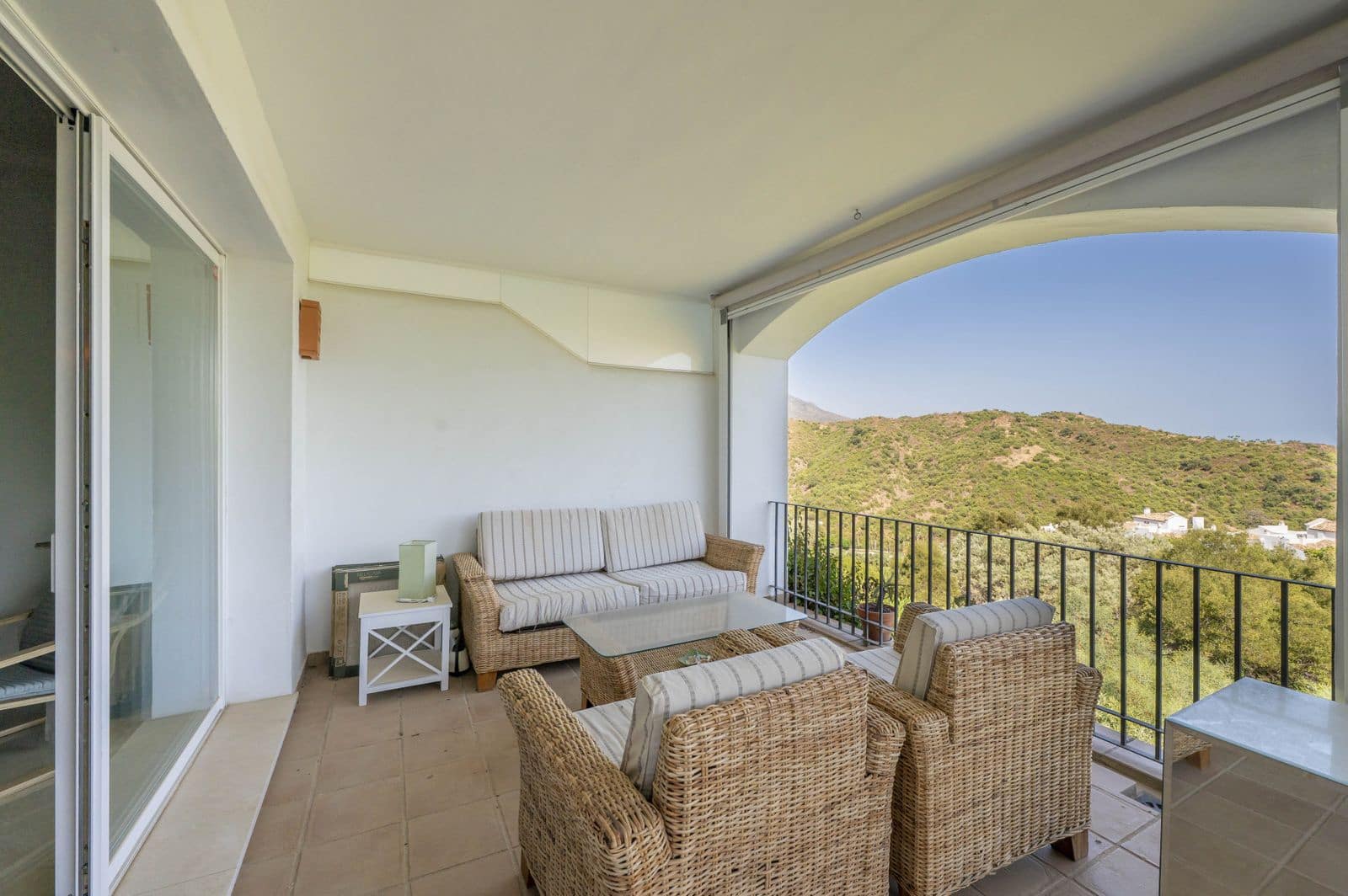 2 bedroom Apartment for sale in Benahavis - € 450,000 (Ref: 10020494)