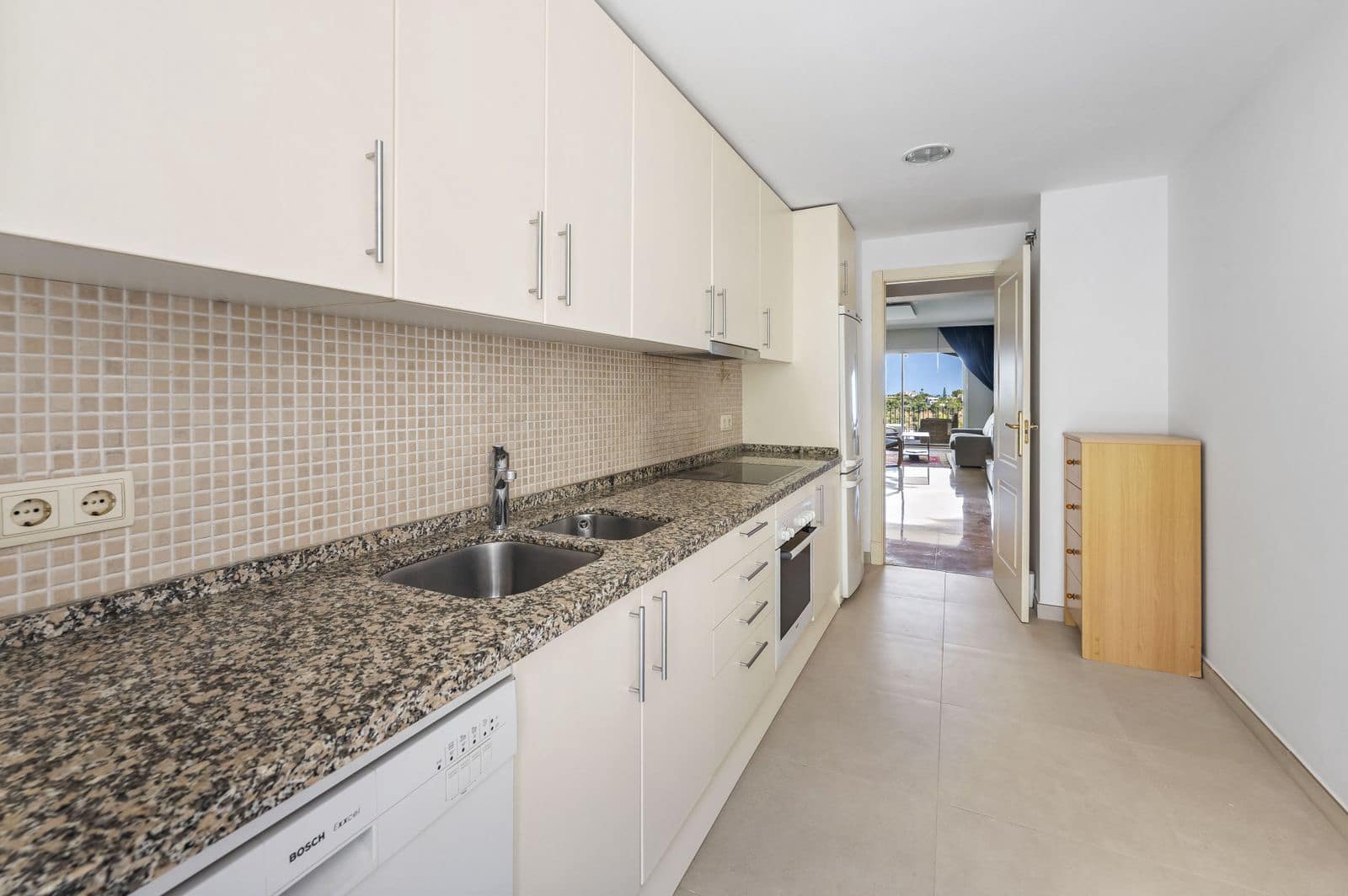 2 bedroom Apartment for sale in Benahavis - € 450,000 (Ref: 10020494)