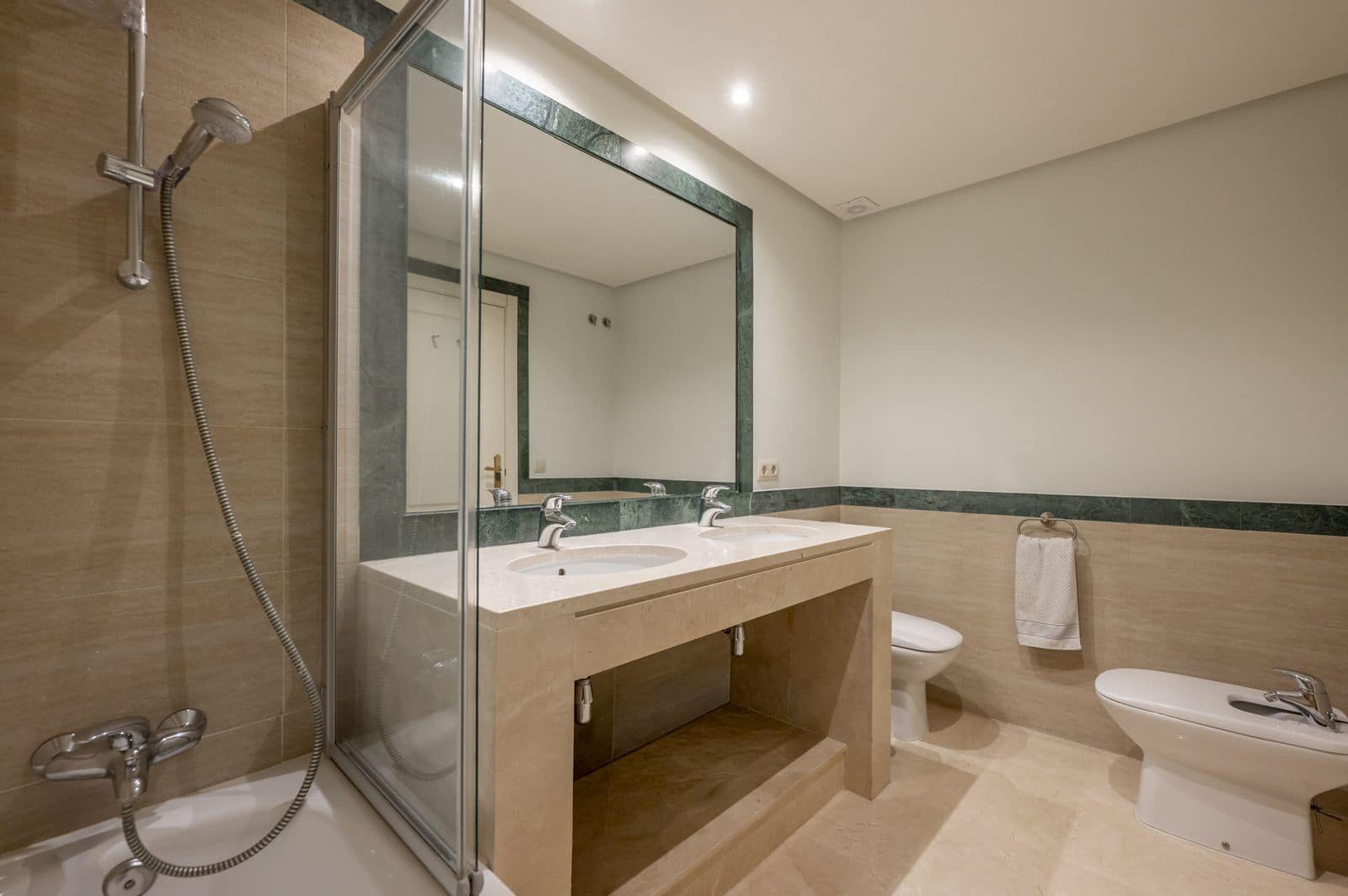 2 bedroom Apartment for sale in Benahavis - € 450,000 (Ref: 10020494)