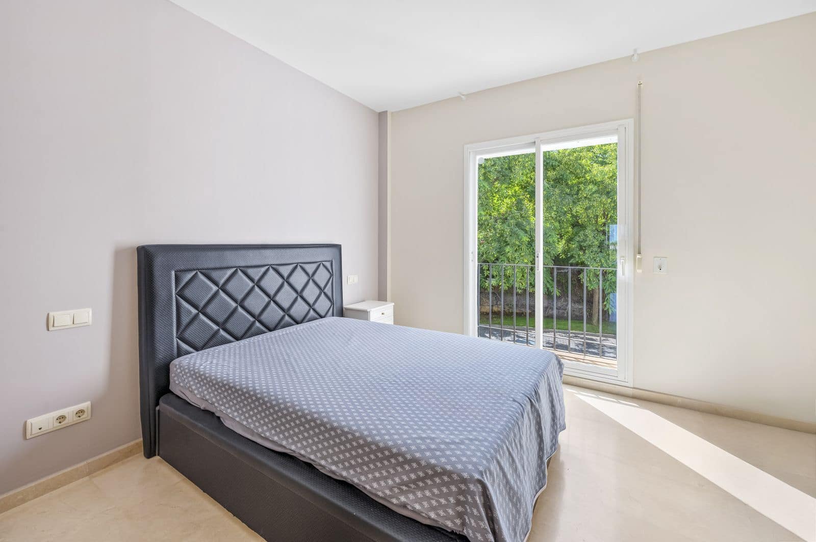 2 bedroom Apartment for sale in Benahavis - € 450,000 (Ref: 10020494)