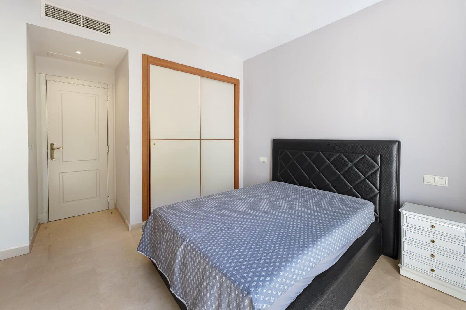 2 bedroom Apartment for sale in Benahavis - € 450,000 (Ref: 10020494)