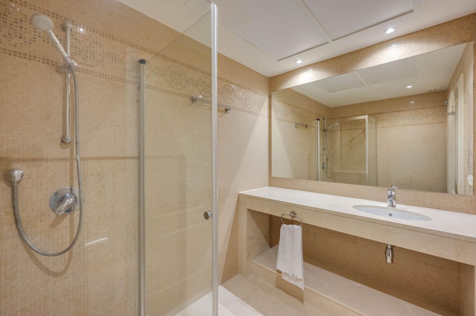 2 bedroom Apartment for sale in Benahavis - € 450,000 (Ref: 10020494)
