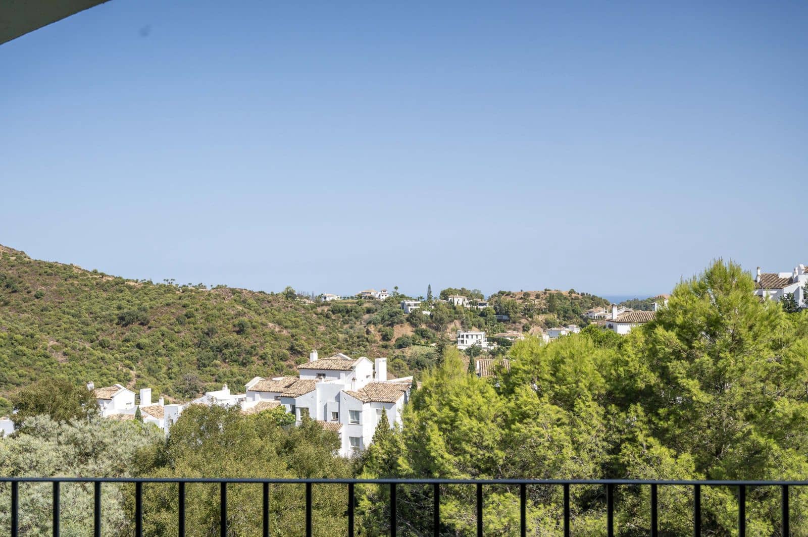 2 bedroom Apartment for sale in Benahavis - € 450,000 (Ref: 10020494)