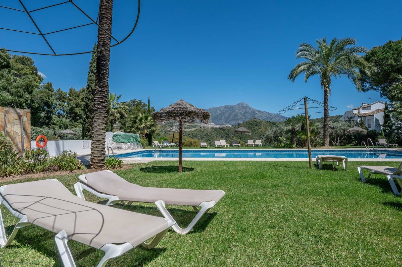 2 bedroom Apartment for sale in Benahavis - € 450,000 (Ref: 10020494)