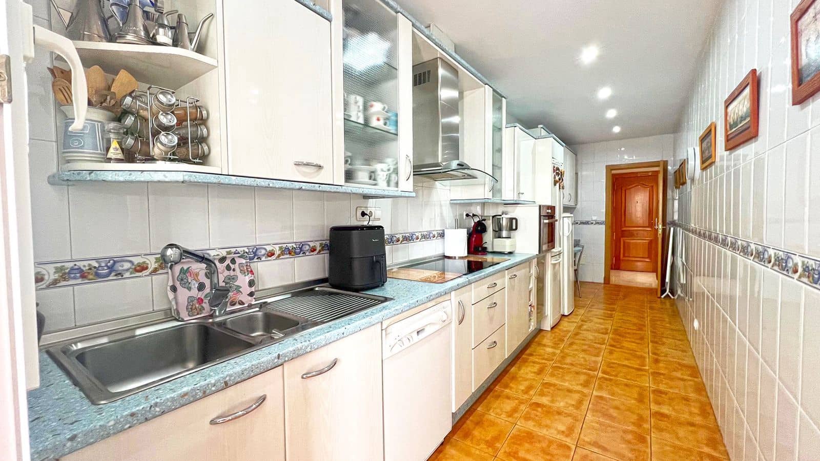 3 bedroom Apartment for sale in Marbella - € 1,300,000 (Ref: 10020532)
