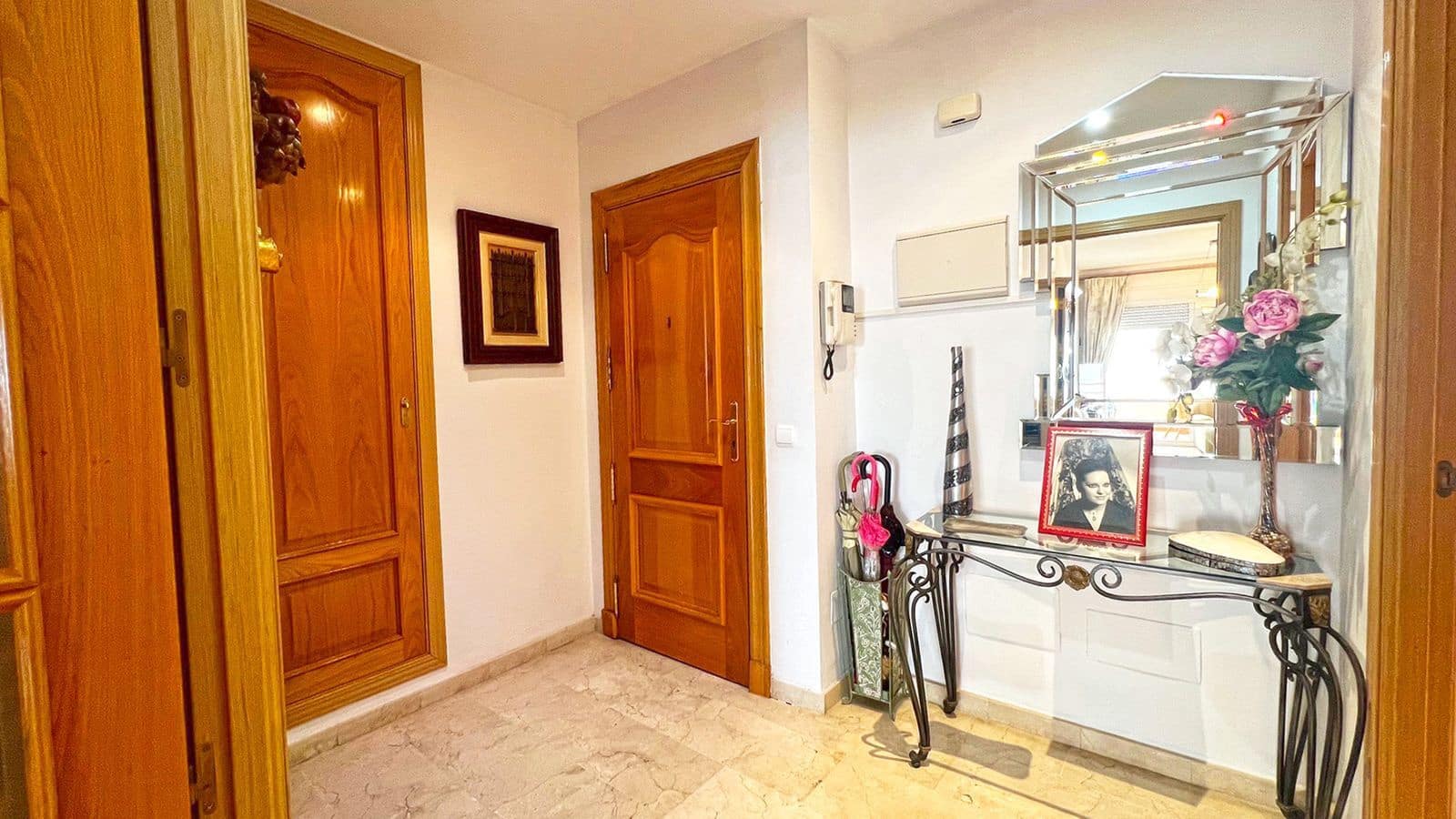 3 bedroom Apartment for sale in Marbella - € 1,300,000 (Ref: 10020532)