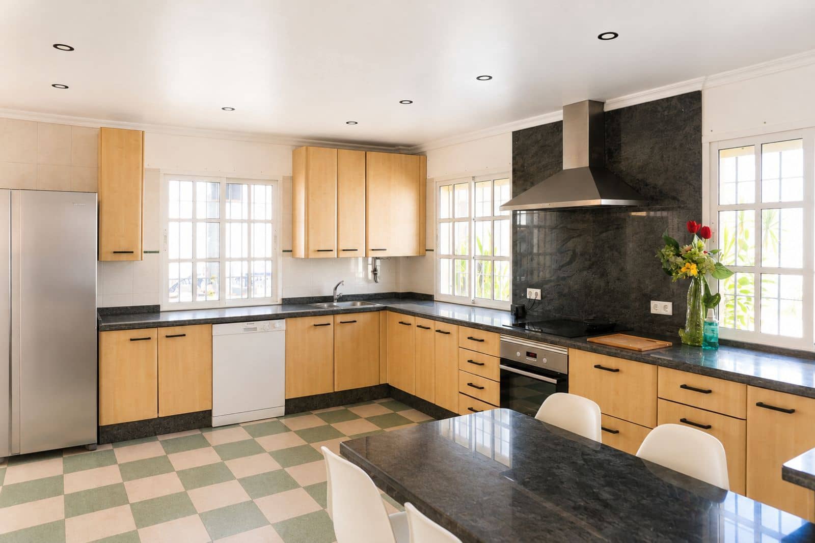 5 bedroom Villa for sale in Marbella - € 1,100,000 (Ref: 10020583)