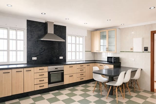 5 bedroom Villa for sale in Marbella - € 1,100,000 (Ref: 10020583)