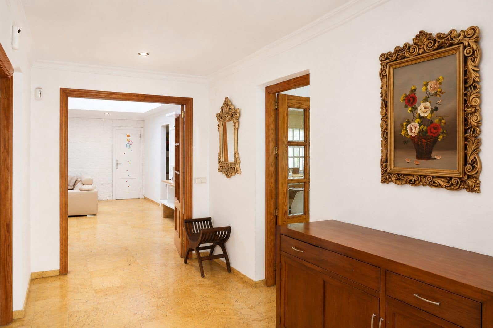 5 bedroom Villa for sale in Marbella - € 1,100,000 (Ref: 10020583)