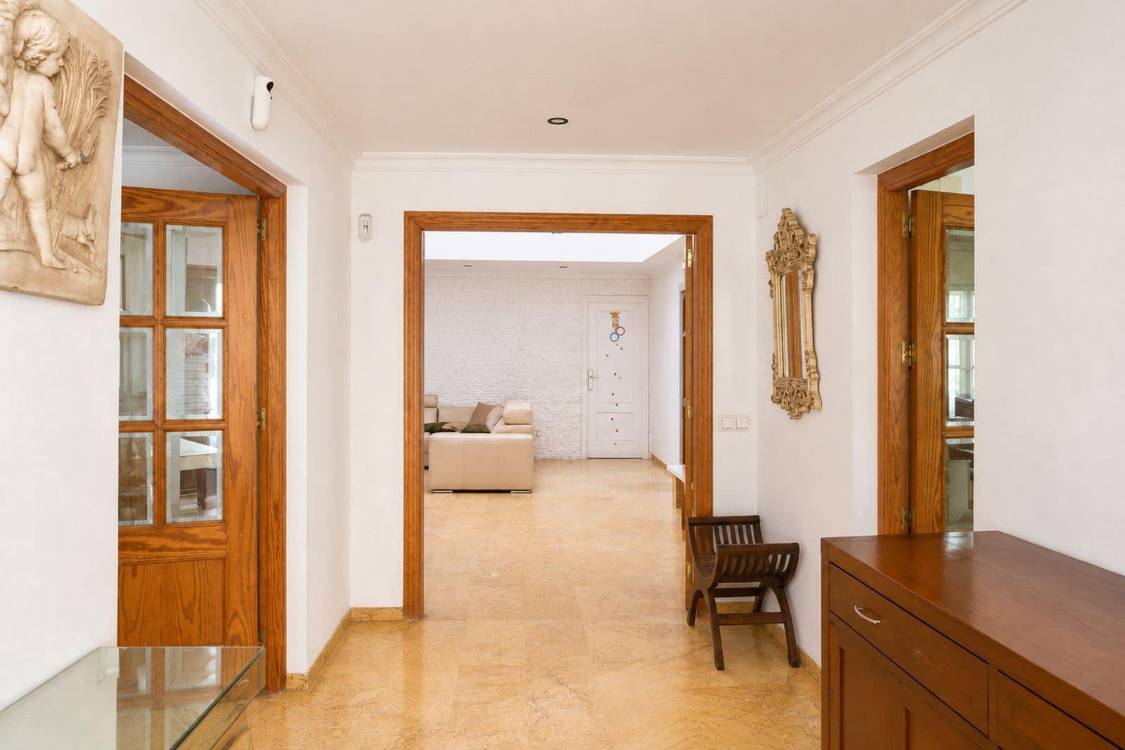 5 bedroom Villa for sale in Marbella - € 1,100,000 (Ref: 10020583)