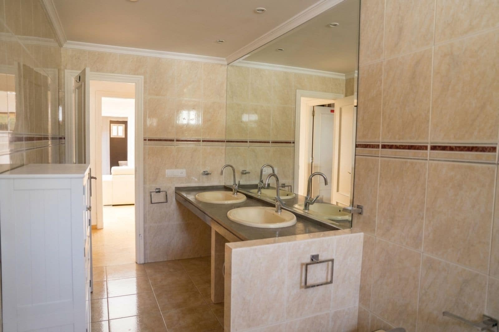 5 bedroom Villa for sale in Marbella - € 1,100,000 (Ref: 10020583)