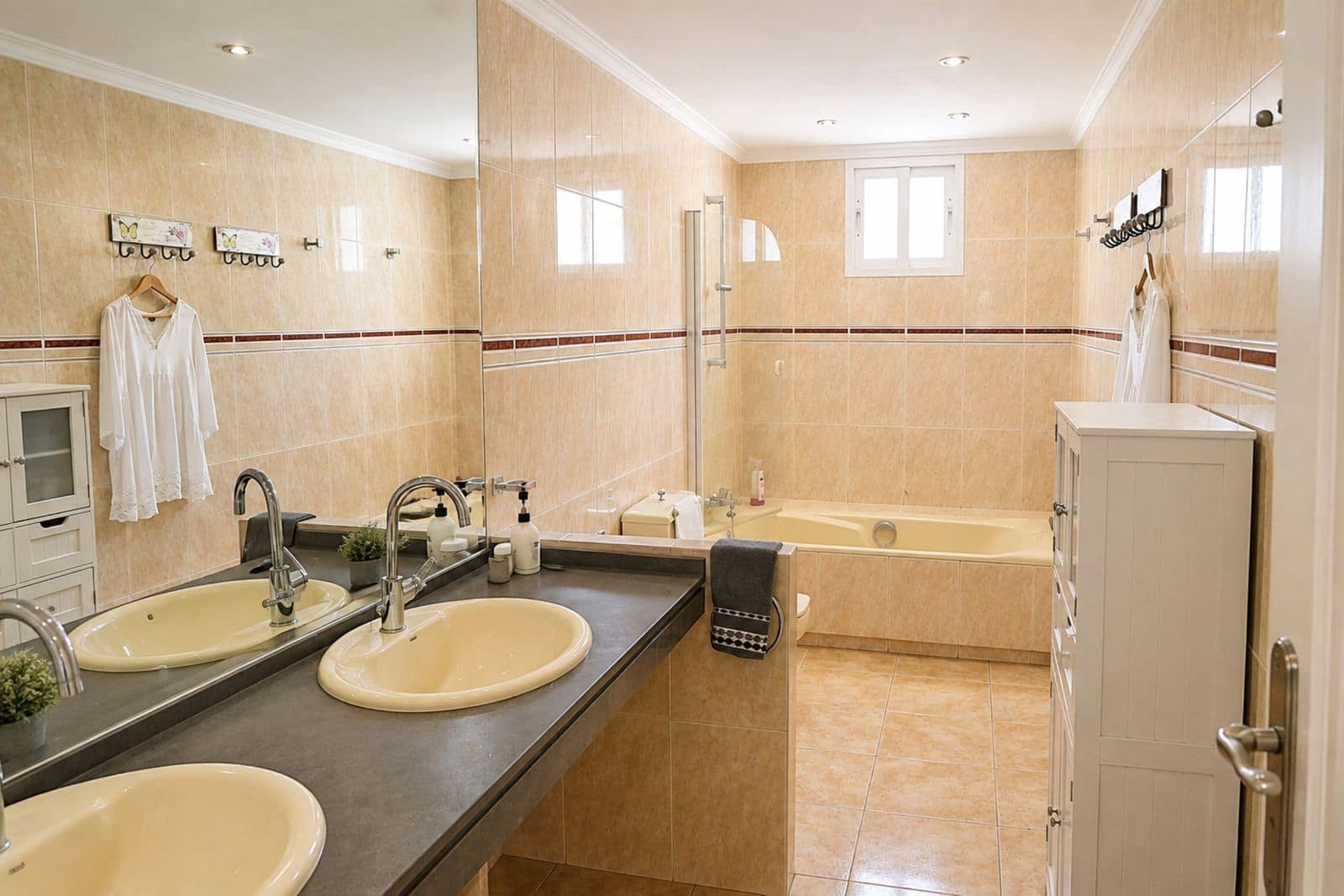 5 bedroom Villa for sale in Marbella - € 1,100,000 (Ref: 10020583)