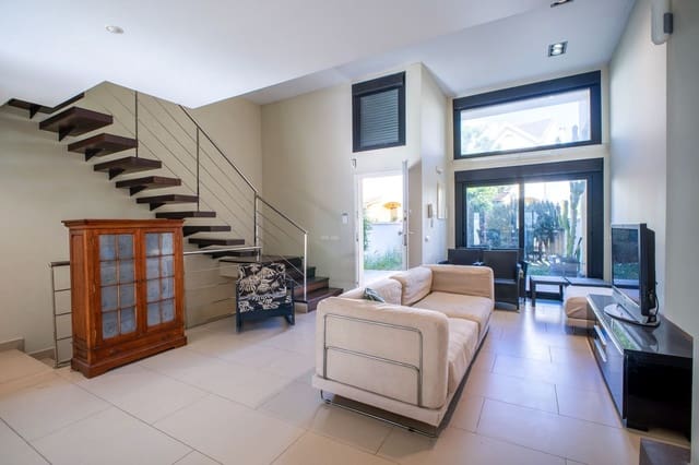 4 bedroom Townhouse for sale in Estepona - € 750,000 (Ref: 10020596)