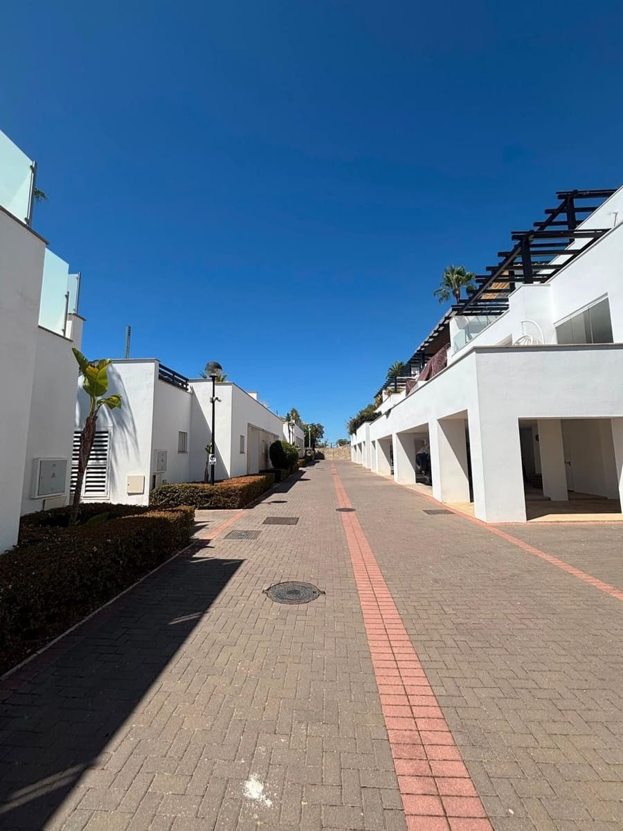 4 bedroom Townhouse for sale in Marbella - € 1,050,000 (Ref: 10020598)