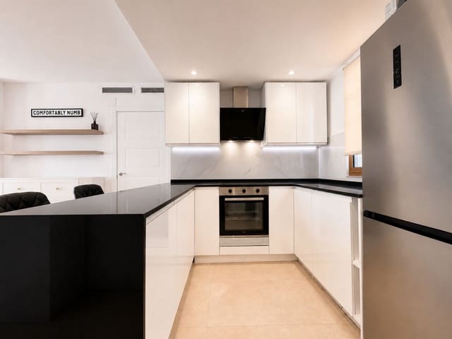 2 bedroom Apartment for sale in La Duquesa / Puerto de la Duquesa, Manilva - € 385,000 (Ref: 10020599)