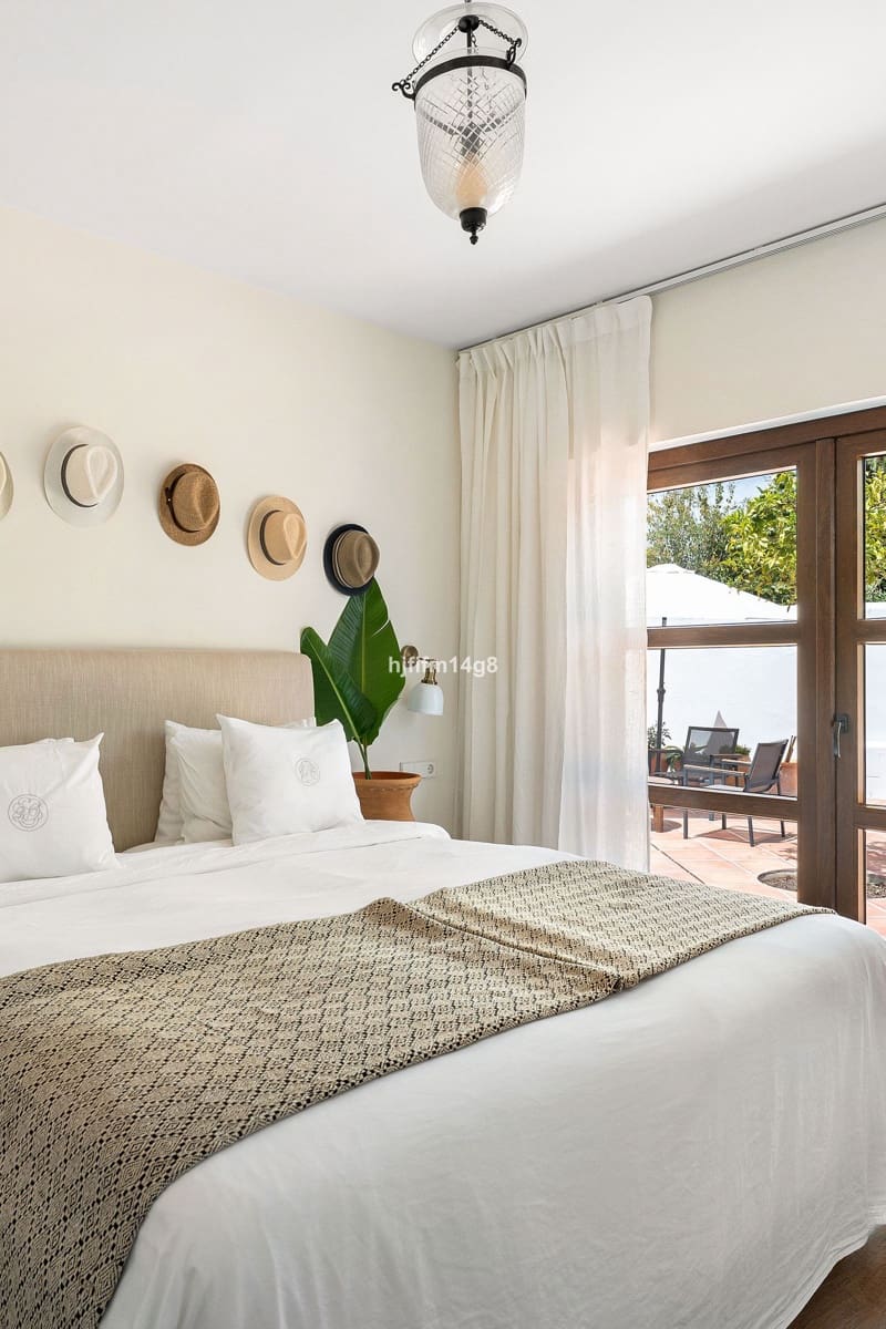 3 bedroom Villa for sale in Estepona - € 975,000 (Ref: 10020602)