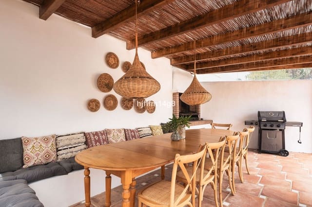 3 bedroom Villa for sale in Estepona - € 975,000 (Ref: 10020602)
