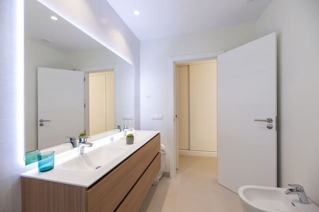 3 bedroom Penthouse for sale in Estepona - € 769,000 (Ref: 10020605)