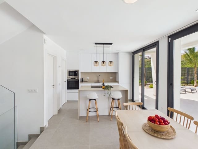 4 makuuhuone Huvila myytävänä paikassa La Duquesa / Puerto de la Duquesa, Manilva - 1 150 000 € (Ref: 10020618)