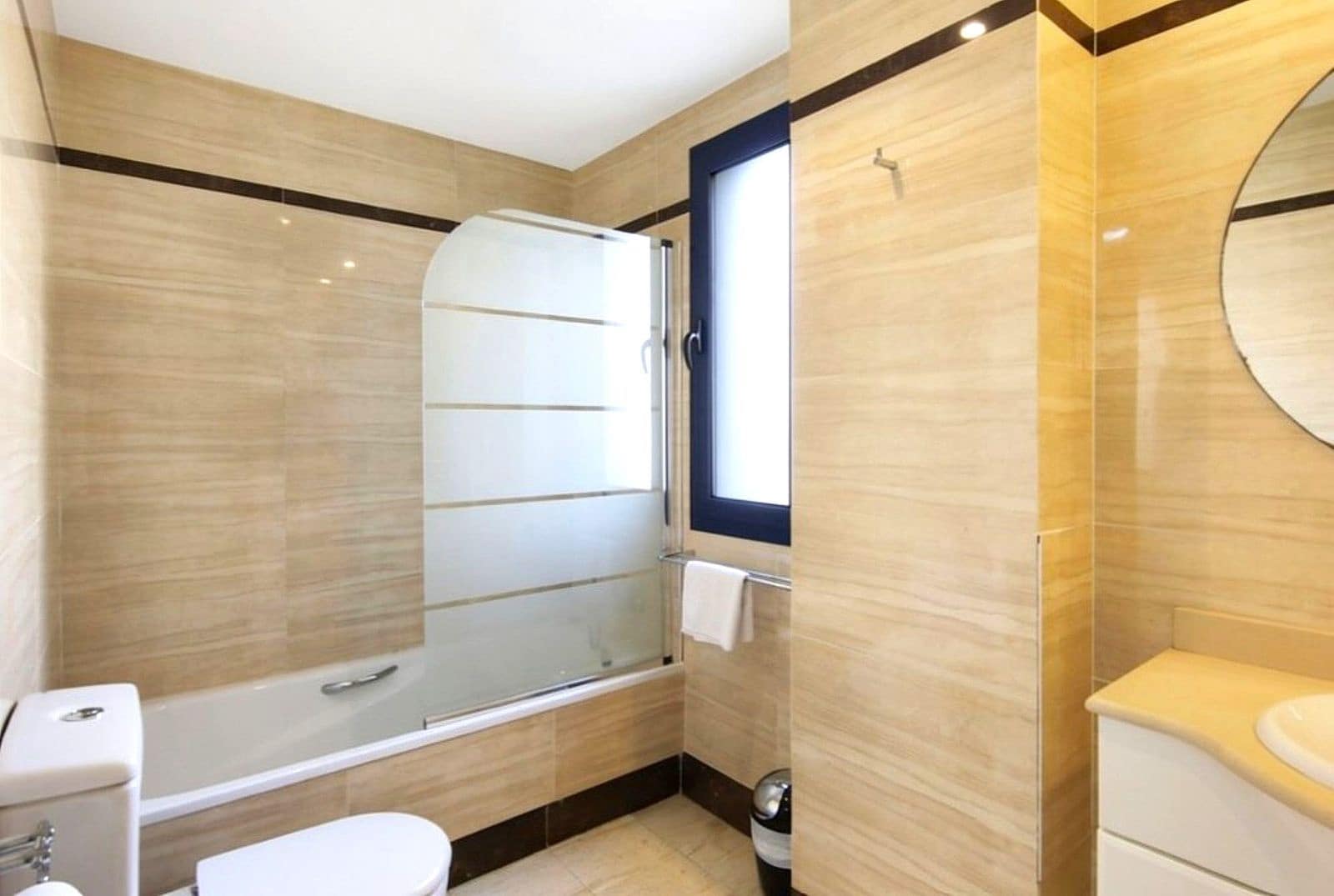 2 quarto Penthouse para venda em Estepona - 750 000 € (Ref: 10020646)