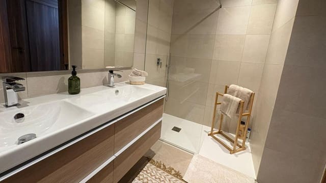 3 bedroom Penthouse for sale in Nueva Andalucia, Marbella - € 999,000 (Ref: 10020654)