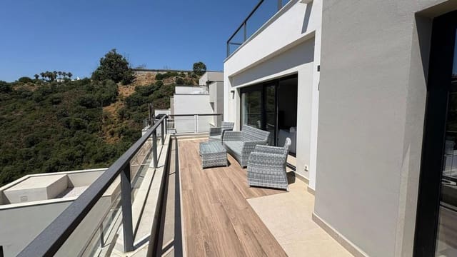 3 bedroom Penthouse for sale in Nueva Andalucia, Marbella - € 999,000 (Ref: 10020654)