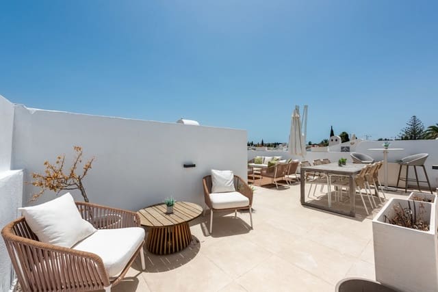 3 bedroom Penthouse for sale in Nueva Andalucia, Marbella - € 820,000 (Ref: 10020657)