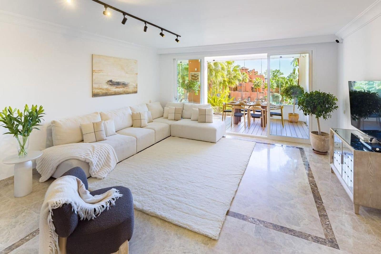 4 bedroom Apartment for sale in Nueva Andalucia - € 1,090,000 (Ref: 10051353)