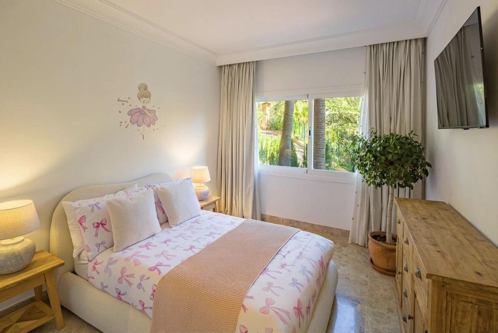 4 bedroom Apartment for sale in Nueva Andalucia - € 1,090,000 (Ref: 10051353)