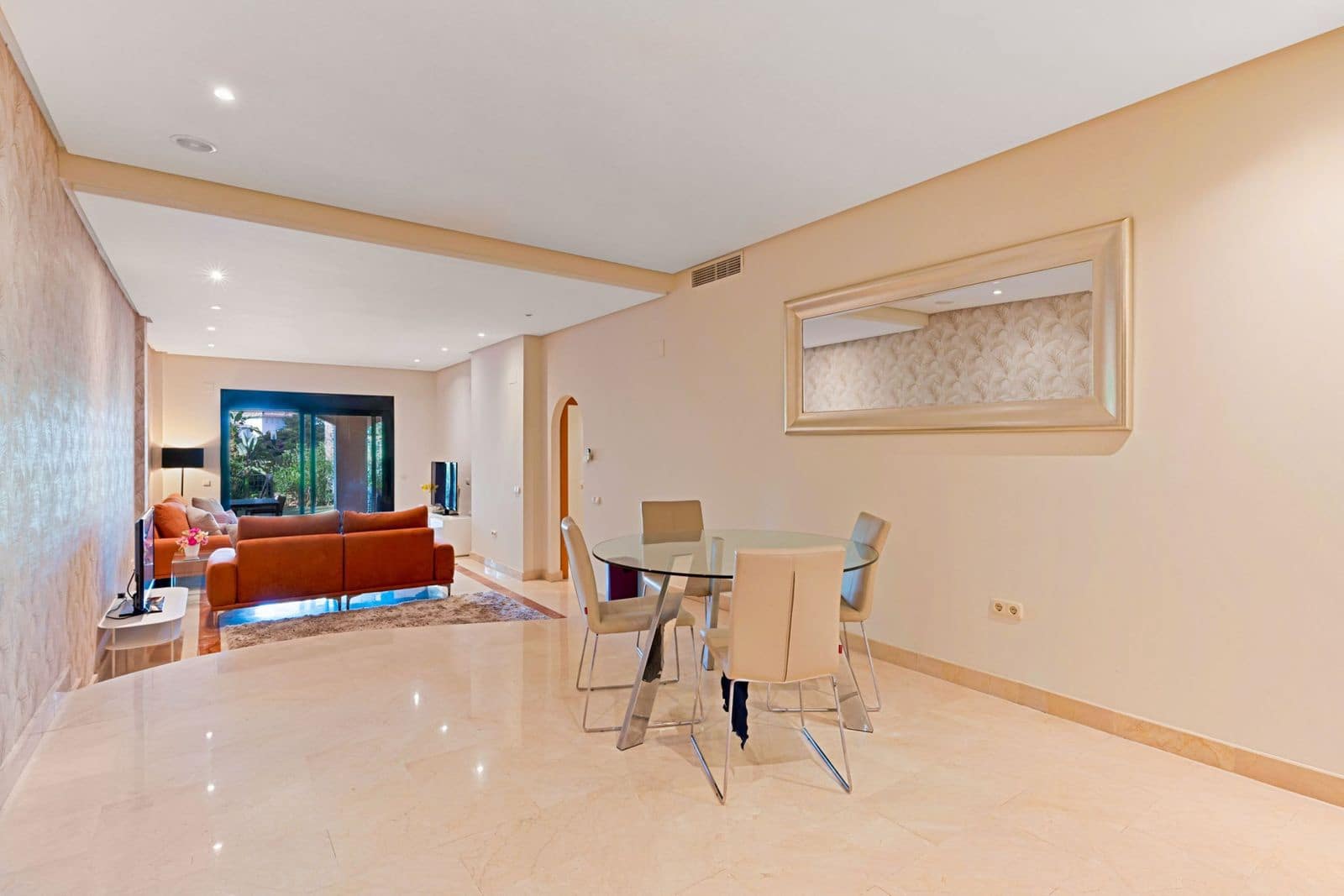 2 bedroom Apartment for sale in Puerto Banus - € 825,000 (Ref: 10051364)