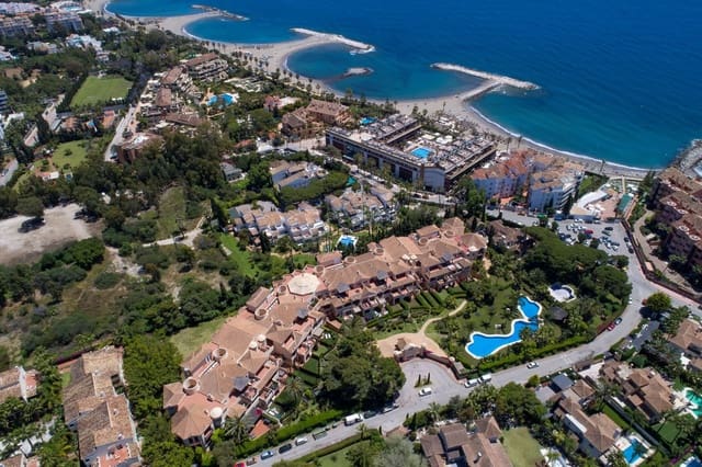 2 bedroom Apartment for sale in Puerto Banus, Marbella - € 825,000 (Ref: 10051364)