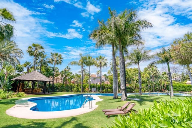 2 bedroom Apartment for sale in Puerto Banus, Marbella - € 825,000 (Ref: 10051364)