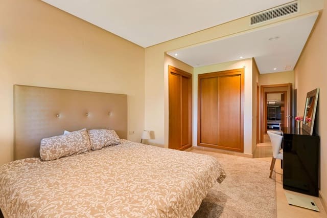 2 bedroom Apartment for sale in Puerto Banus, Marbella - € 825,000 (Ref: 10051364)