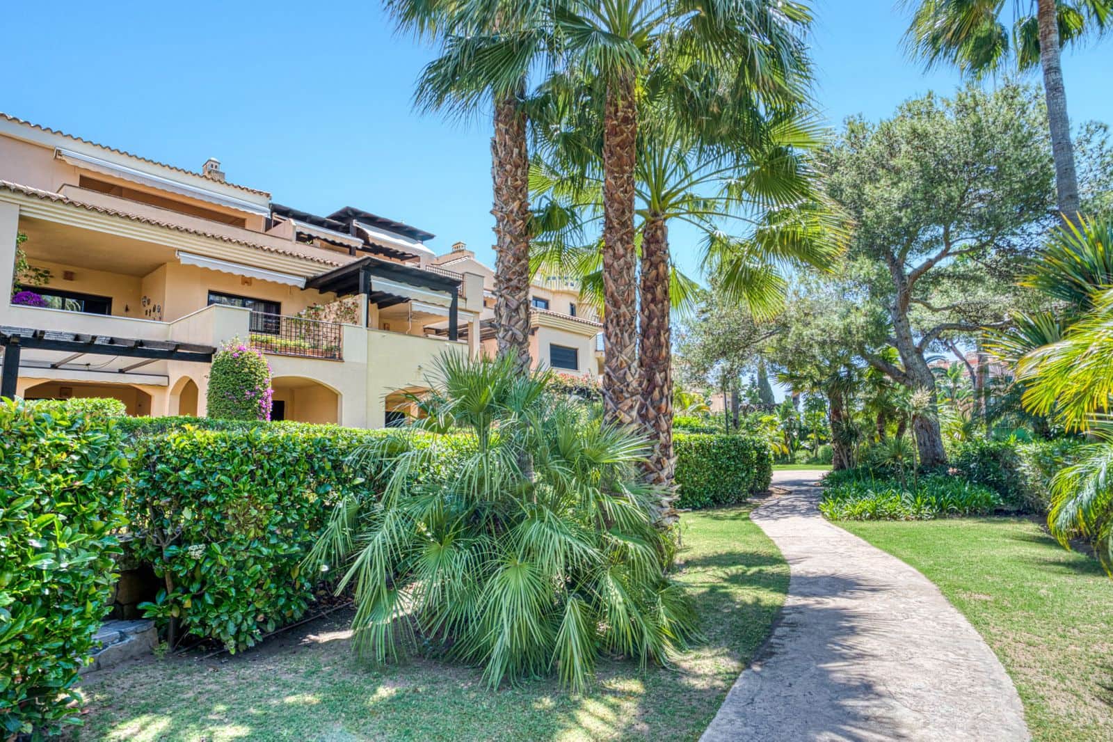 2 bedroom Apartment for sale in Puerto Banus - € 825,000 (Ref: 10051364)