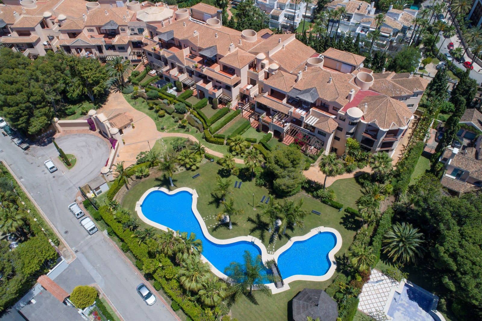 2 bedroom Apartment for sale in Puerto Banus - € 825,000 (Ref: 10051364)