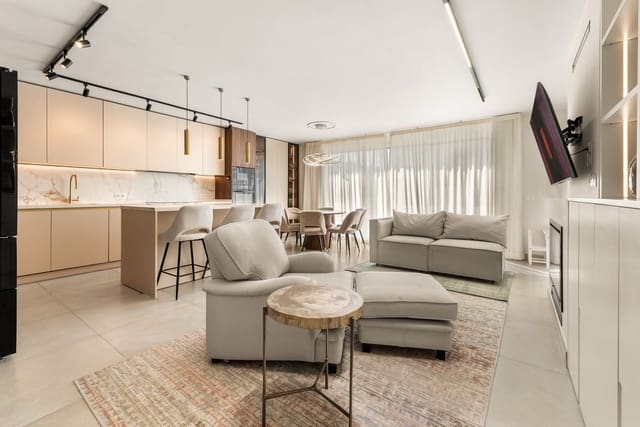 4 bedroom Townhouse for sale in Estepona - € 649,500 (Ref: 10051365)