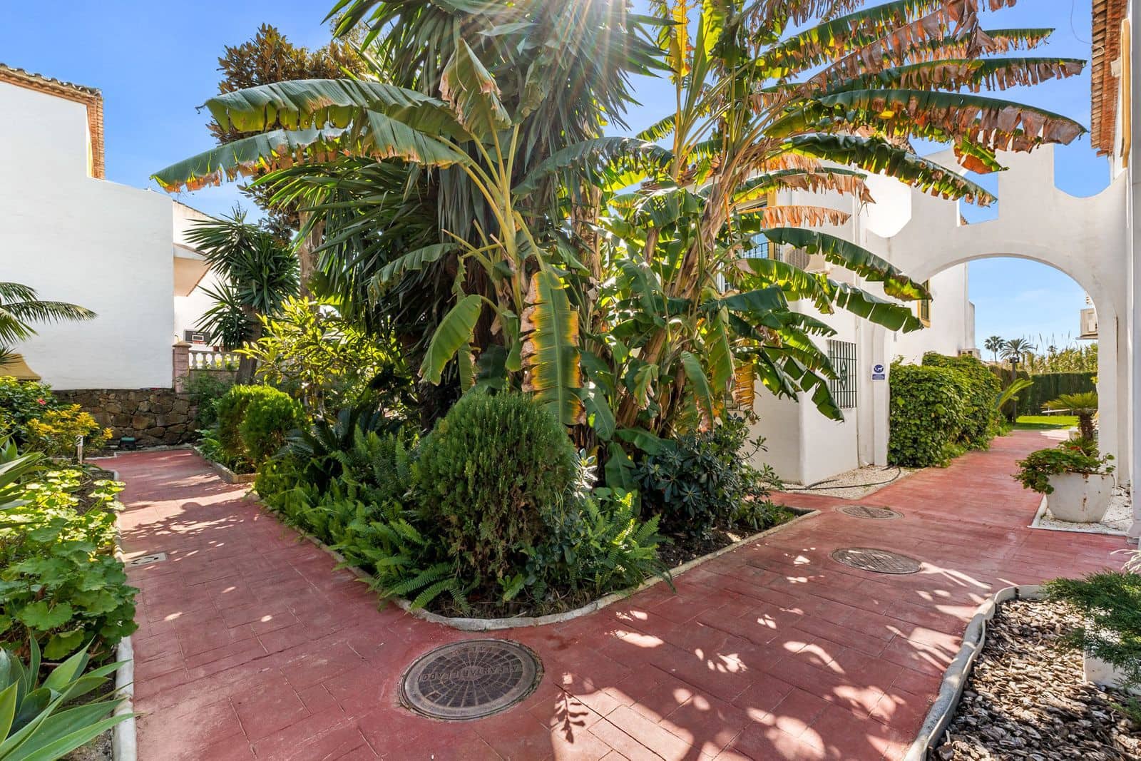 4 bedroom Townhouse for sale in Estepona - € 649,500 (Ref: 10051365)