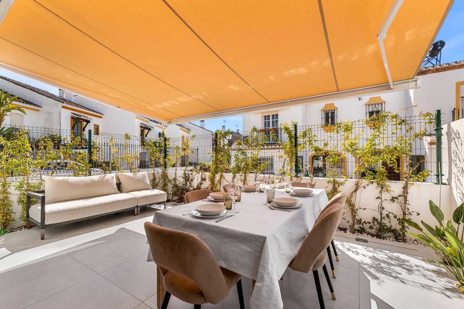4 bedroom Townhouse for sale in Estepona - € 649,500 (Ref: 10051365)