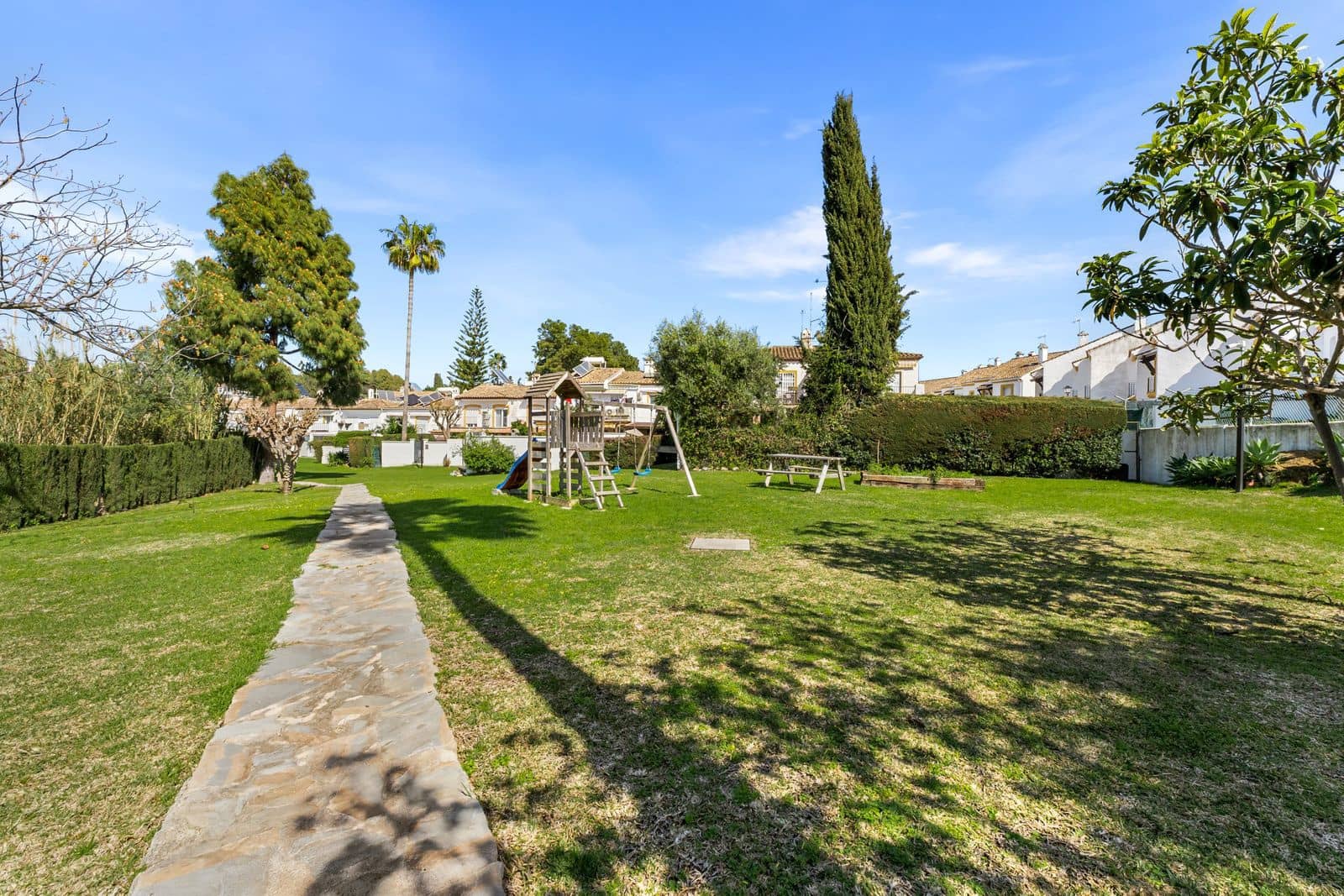 4 bedroom Townhouse for sale in Estepona - € 649,500 (Ref: 10051365)