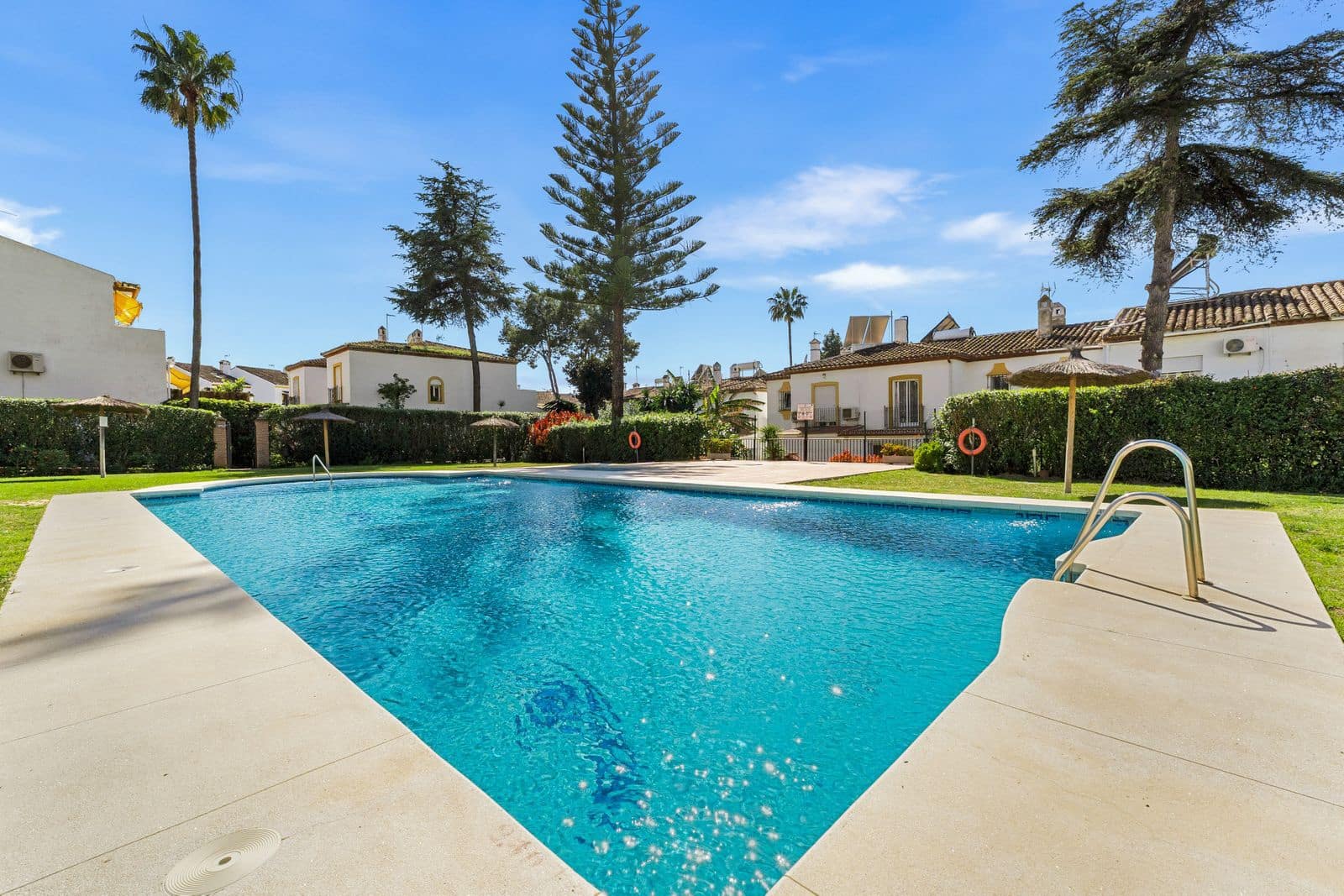 4 bedroom Townhouse for sale in Estepona - € 649,500 (Ref: 10051365)