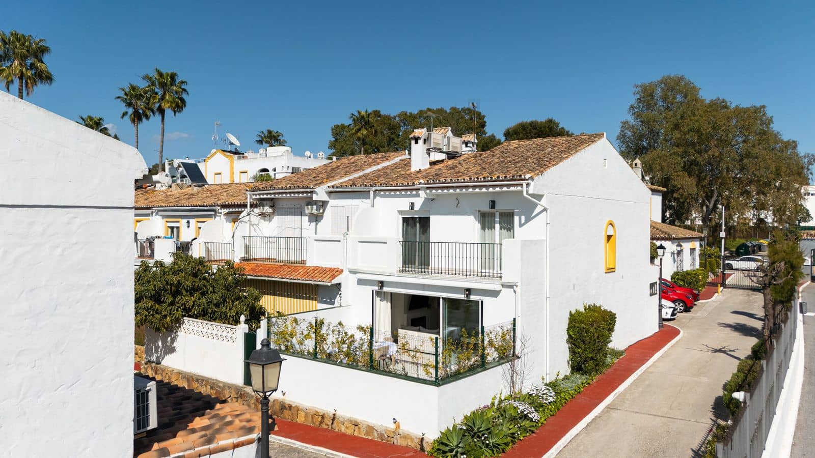 4 bedroom Townhouse for sale in Estepona - € 649,500 (Ref: 10051365)