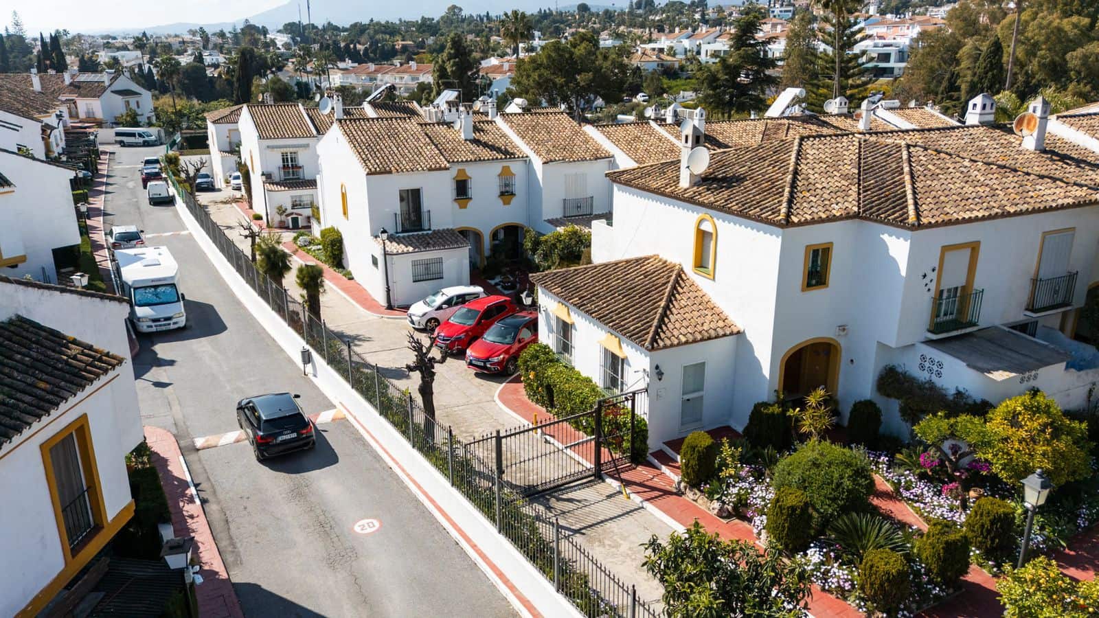 4 bedroom Townhouse for sale in Estepona - € 649,500 (Ref: 10051365)