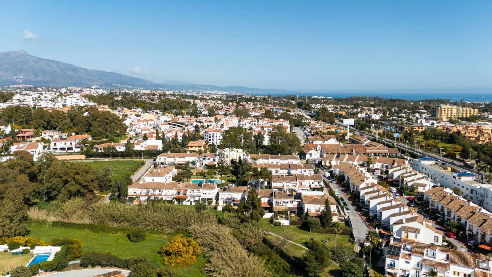4 bedroom Townhouse for sale in Estepona - € 649,500 (Ref: 10051365)