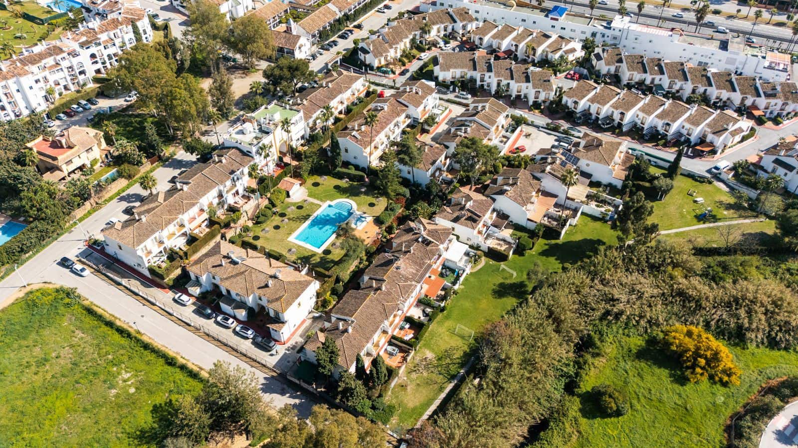 4 bedroom Townhouse for sale in Estepona - € 649,500 (Ref: 10051365)