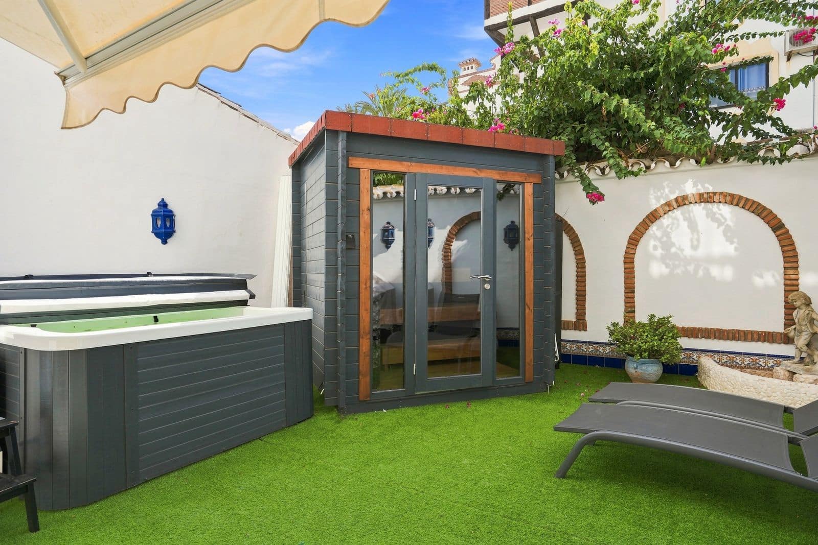 2 bedroom Apartment for sale in Calahonda - € 495,000 (Ref: 10051374)