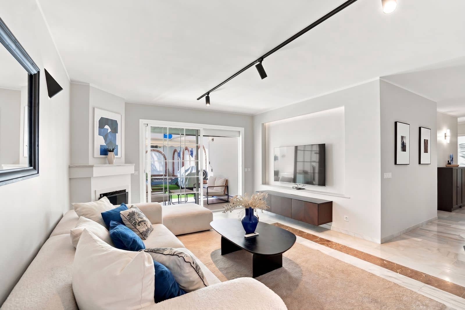 2 bedroom Apartment for sale in Calahonda - € 495,000 (Ref: 10051374)